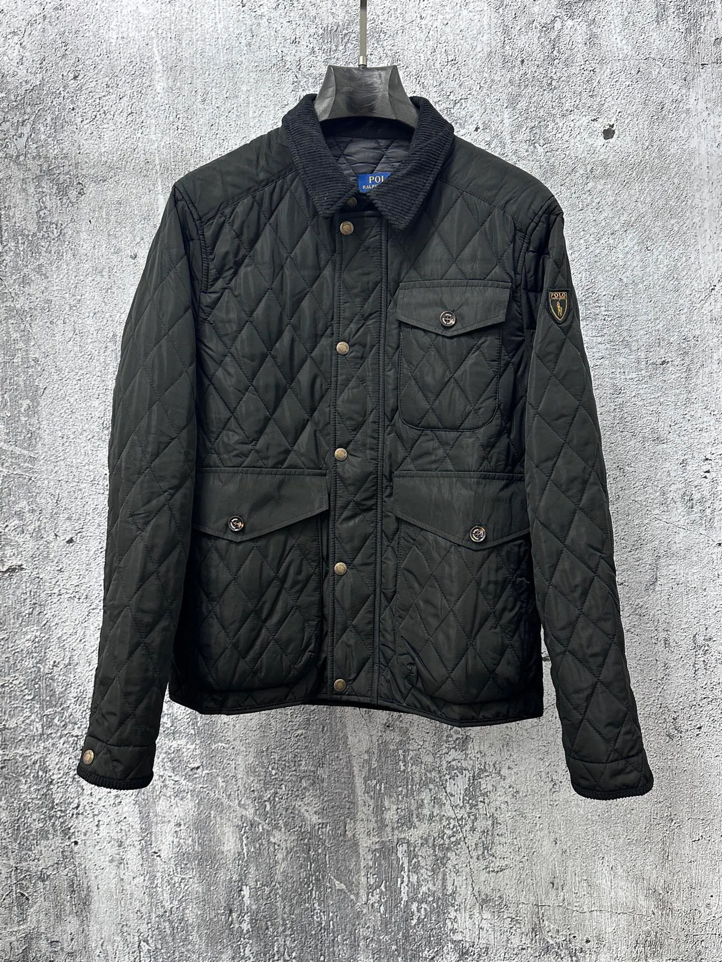 P370 【Rah Lauren】Rah Lauren’s classic old-money style workwear rhombus retro jacket, super heavy-duty, lots of details, imported machine-pressed grid technology, three-dimensional tailoring buttons, custom-made metal snaps with clear logo, which adds a lot of points to the whole. The lines are very smooth, delicate and have a sense of design. Fabrics that prevent cotton from running out are used to lock in warmth at all times and double the soft touch. The whole piece is made of rhombus quilting technology and is exquisite. Its three-dimensional structure is fashionable and has a high rate of turning heads when it comes to the street. What makes people shine is that it is the same for men and women. Size: S-XL